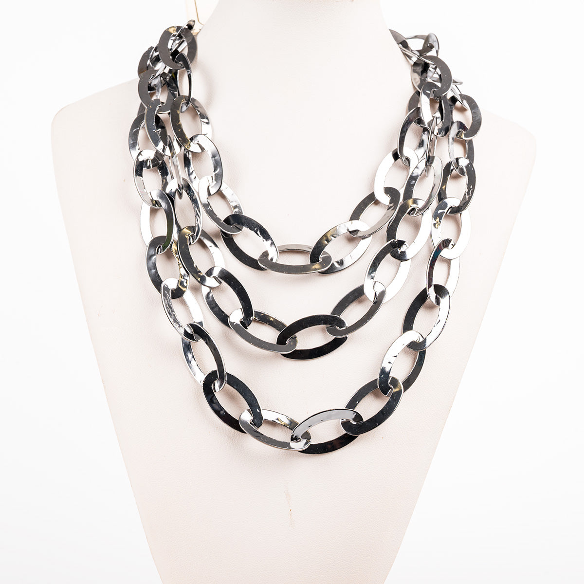 Ασημί γυναικείο κολιέ με πολλαπλές σειρές από ελαφριές αλυσίδες και ρυθμιζόμενο κούμπωμα