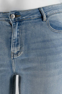 Ανοιχτό μπλε τζιν καμπάνα με ελαστικό ύφασμα και ξεφτισμένο τελείωμα, για άνετη και μοντέρνα εφαρμογή.