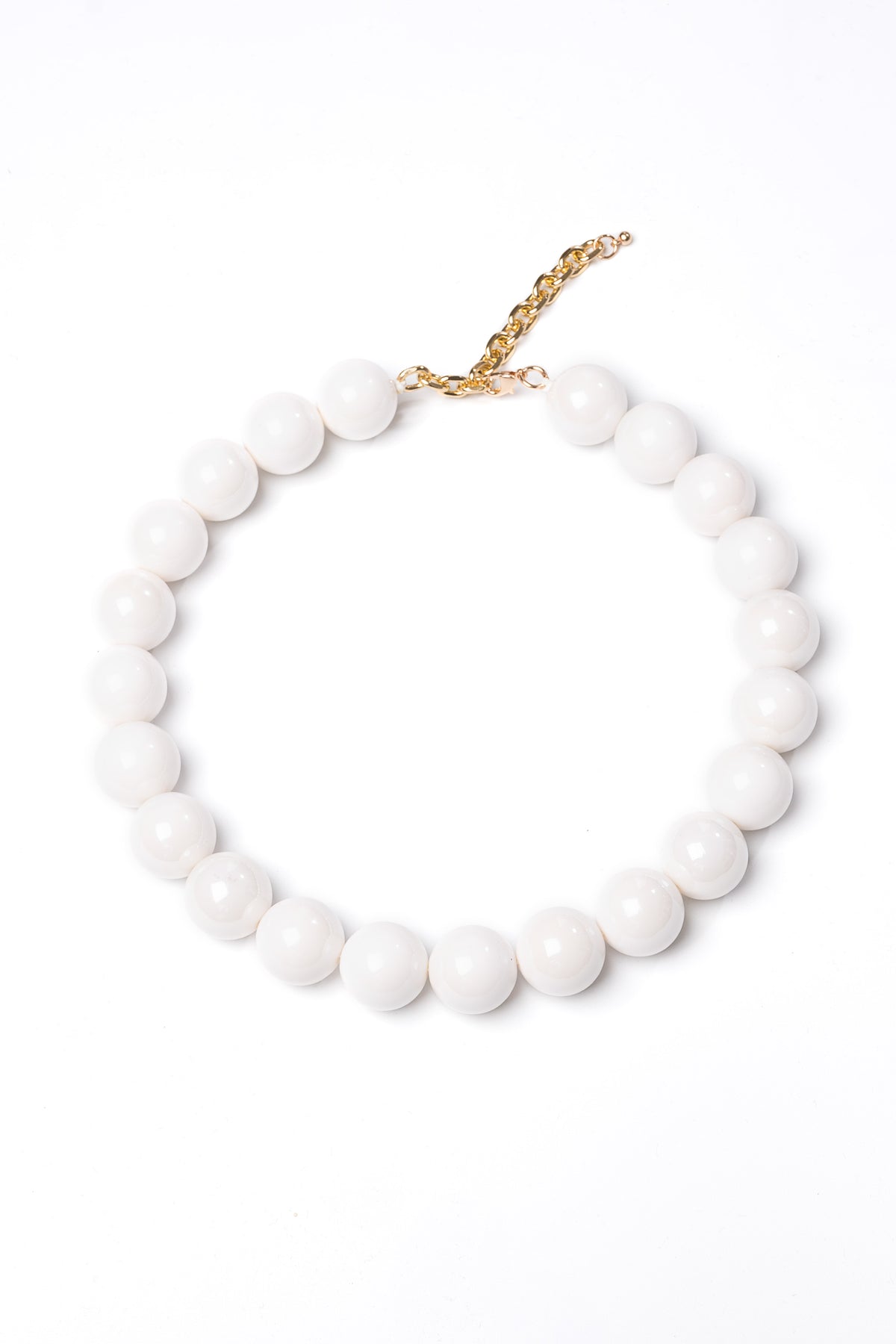 Κολιέ με λευκές χάντρες και χρυσή μεταλλική αλυσίδα
