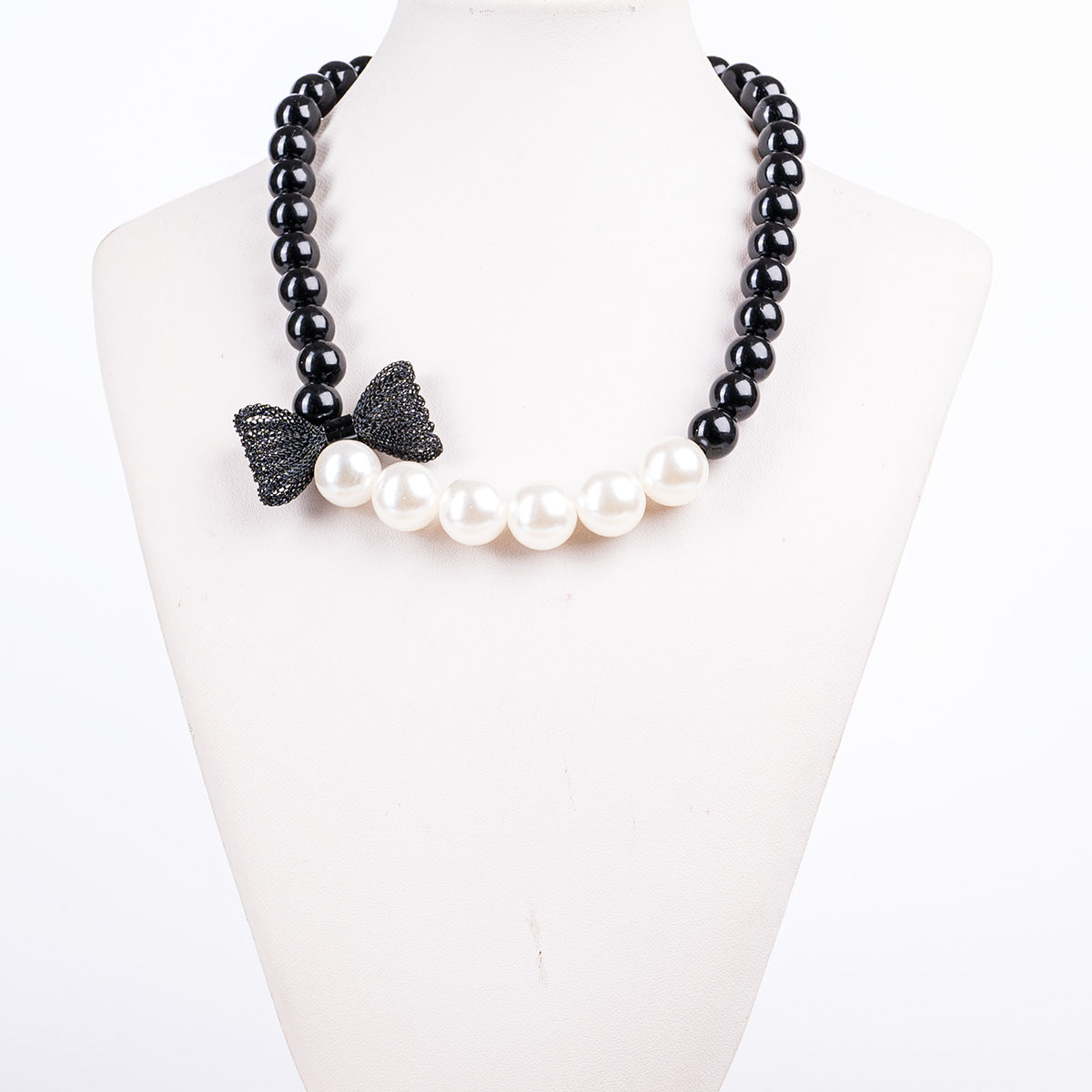 Κολιέ με μαύρες χάντρες, περλέ πέρλες και φιόγκο