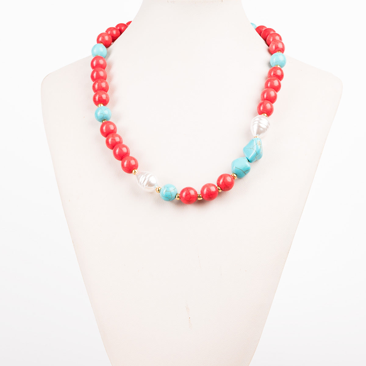 Κολιέ με κόκκινες και τιρκουάζ χάντρες και πέρλες σε boho στυλ
