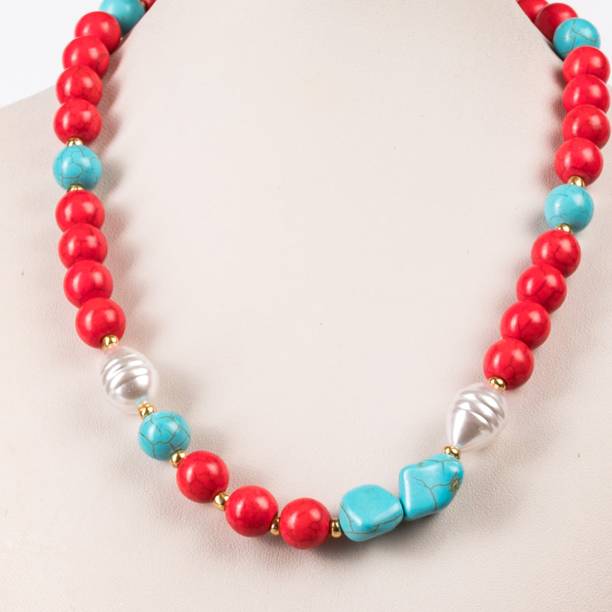 Κολιέ με κόκκινες και τιρκουάζ χάντρες και πέρλες σε boho στυλ
