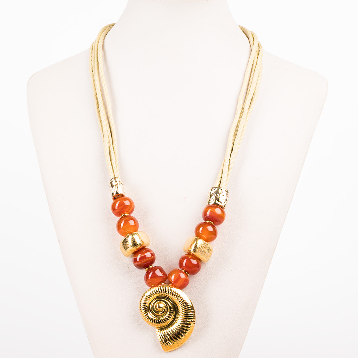 Κολιέ με χρυσό κοχύλι και κεχριμπαρένιες χάντρες σε μπεζ κορδόνι