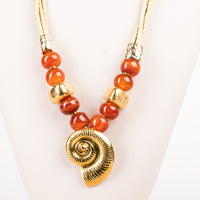 Κολιέ με χρυσό κοχύλι και κεχριμπαρένιες χάντρες σε μπεζ κορδόνι