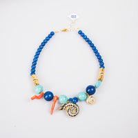 Καλοκαιρινό κολιέ με μπλε χάντρες και χρυσό κοχύλι