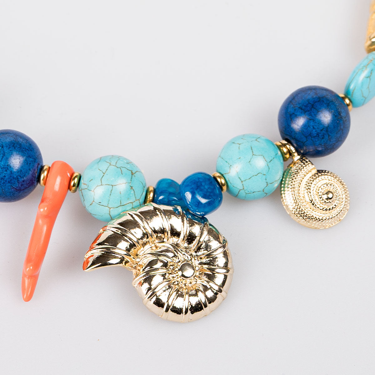 Καλοκαιρινό κολιέ με μπλε χάντρες και χρυσό κοχύλι