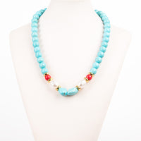 Κολιέ με τιρκουάζ χάντρες, πέρλες και χρυσές λεπτομέρειες