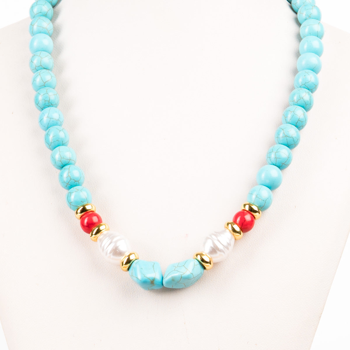 Κολιέ με τιρκουάζ χάντρες, πέρλες και χρυσές λεπτομέρειες