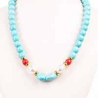 Κολιέ με τιρκουάζ χάντρες, πέρλες και χρυσές λεπτομέρειες