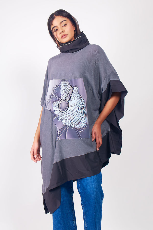 Ασύμμετρη μπλούζα γκρι με μαύρο σχέδιο, oversized με κεντημένα στρας, ιδανική για κολάν ή τζιν παντελόνι.