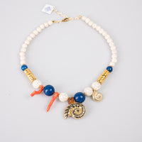 Κολιέ με λευκές χάντρες και χρυσό κοχύλι