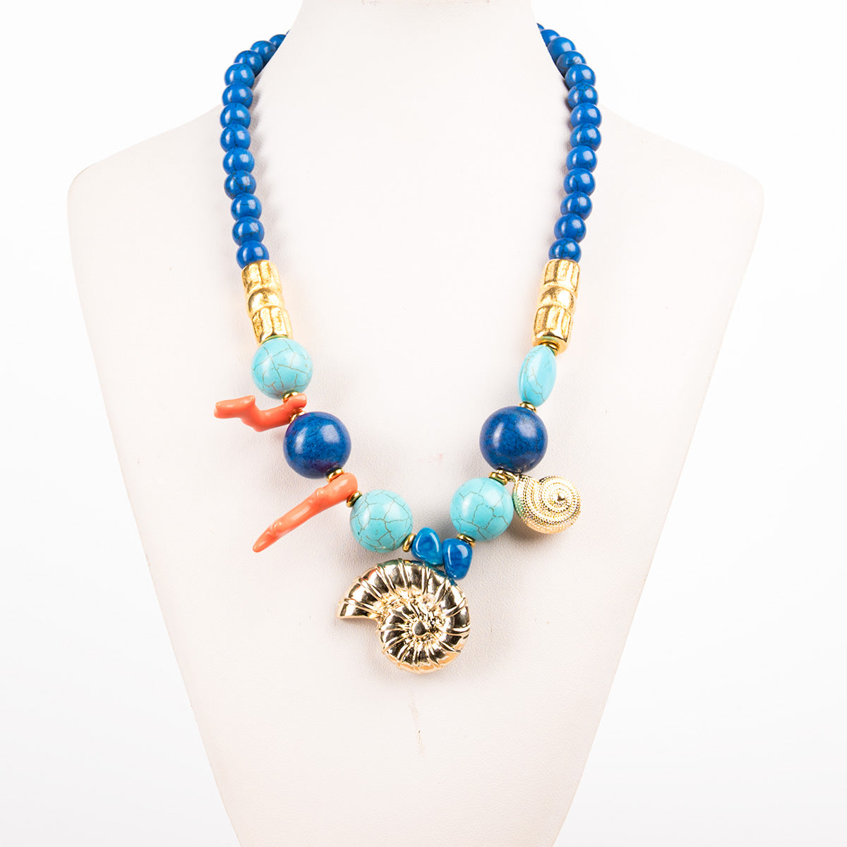 Καλοκαιρινό κολιέ με μπλε χάντρες και χρυσό κοχύλι