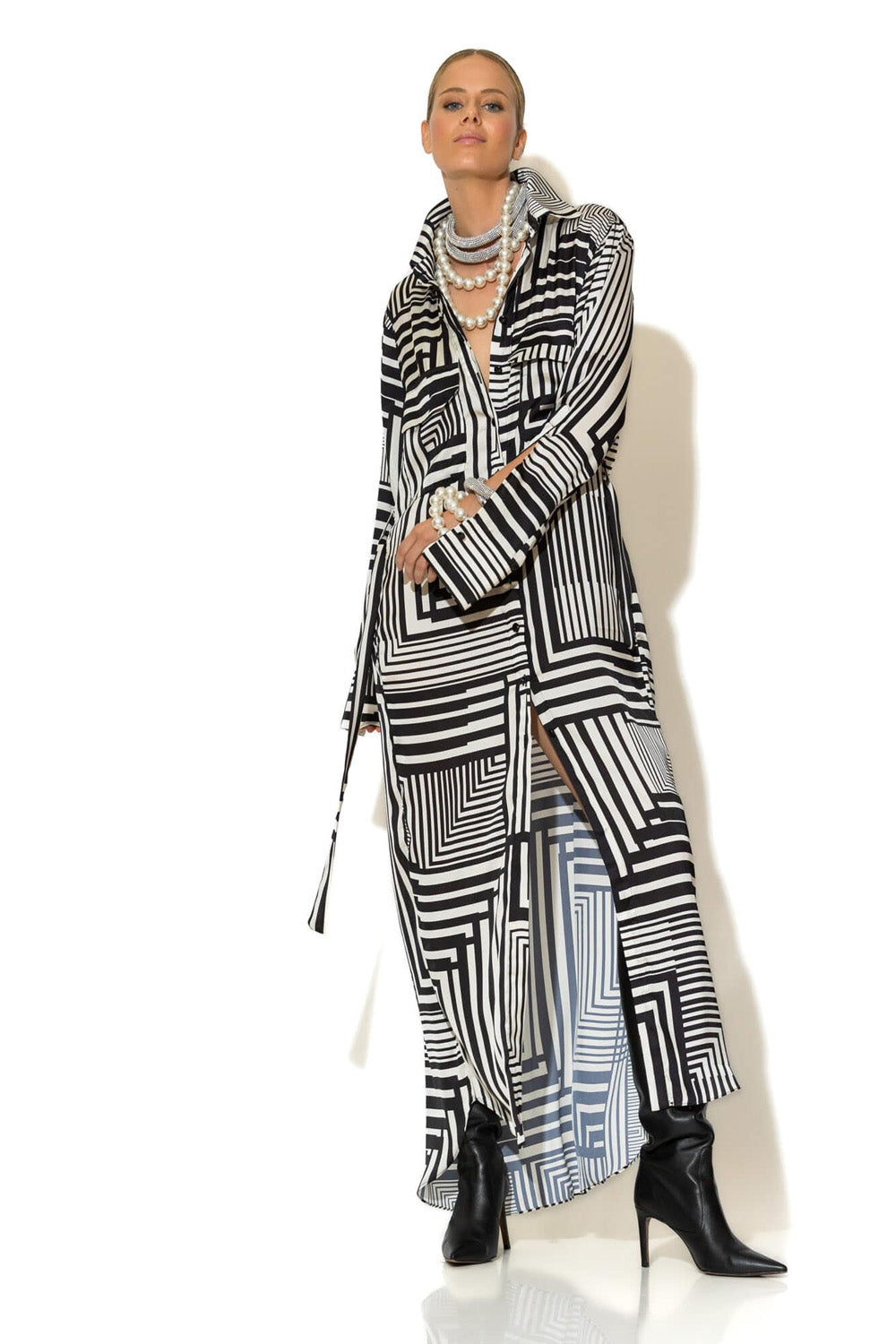 Ασπρόμαυρο μακρύ σατέν φόρεμα oversized με γεωμετρικό print και κουμπιά