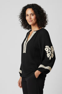 Μαύρη μπλούζα με κεντήματα