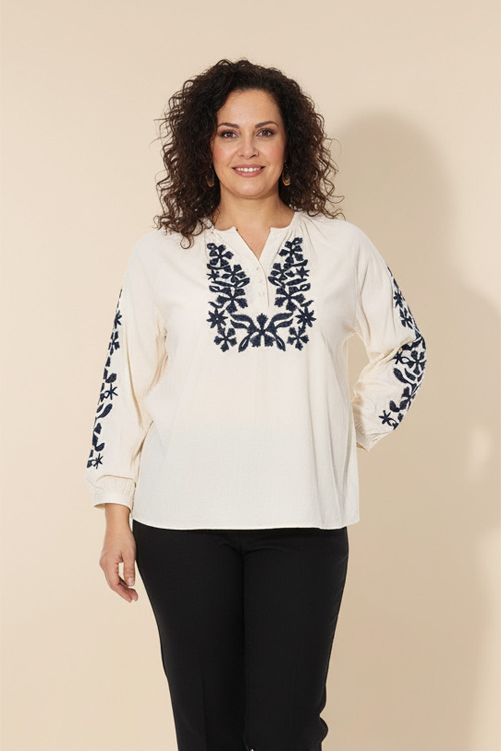 Εκρού μπλούζα με μπλε κέντημα