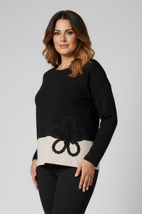 Μπλούζα μαύρη με μπεζ ρίγα και λουλούδι