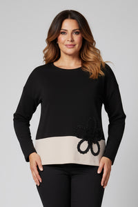 Μπλούζα μαύρη με μπεζ ρίγα και λουλούδι