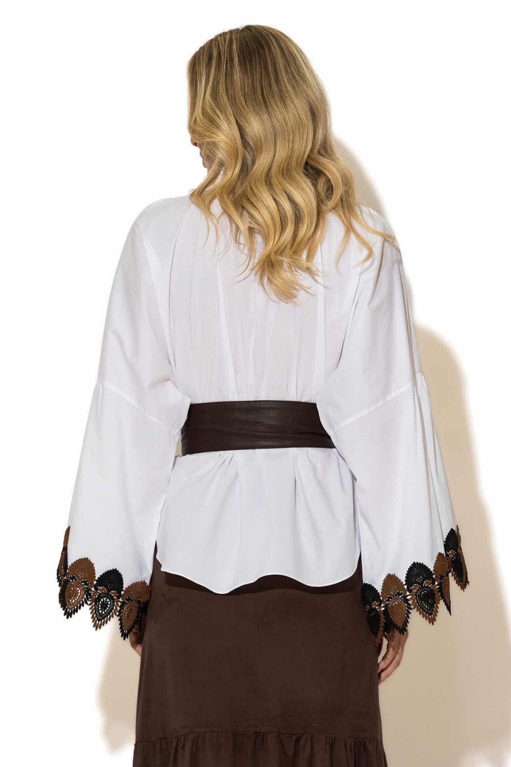 Πίσω όψη boho πουκαμίσου με ζώνη στη μέση