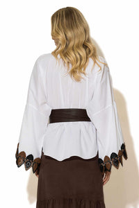 Πίσω όψη boho πουκαμίσου με ζώνη στη μέση