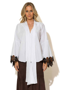 Λευκό πουκάμισο με καφέ και μαύρη δαντέλα στα μανίκια