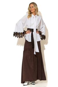 Μοντέλο με boho πουκάμισο και φαρδιά μανίκια