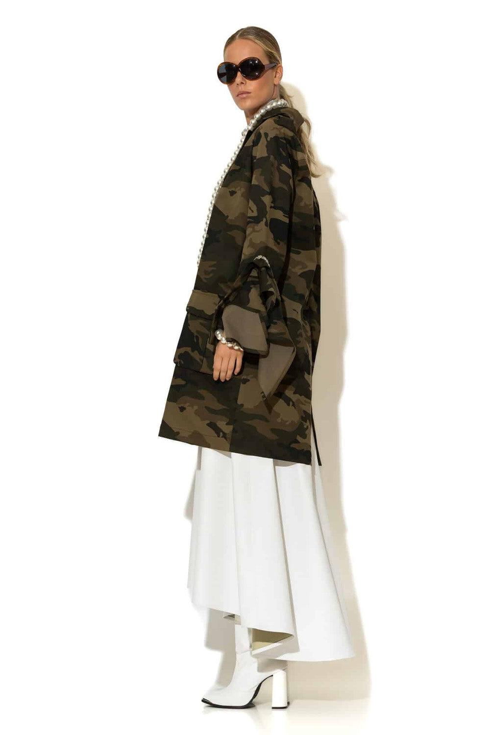 Oversized σακάκι camo με βολάν στις μανσέτες και κρύσταλλα C-THROU από το Ellisargi Boutique