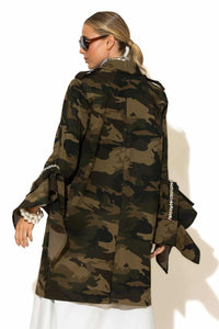 Oversized σακάκι camo με βολάν στις μανσέτες και κρύσταλλα C-THROU από το Ellisargi Boutique