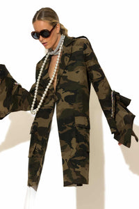 Oversized σακάκι camo με βολάν στις μανσέτες και κρύσταλλα C-THROU από το Ellisargi Boutique
