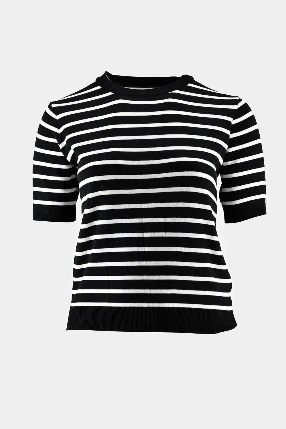 Ριγέ πλεκτή μπλούζα σε μαύρο και λευκό, ιδανική για stylish casual εμφανίσεις.