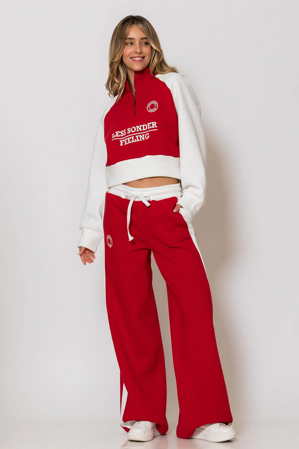 Κόκκινη cropped φούτερ μπλούζα με λευκά μανίκια και logo