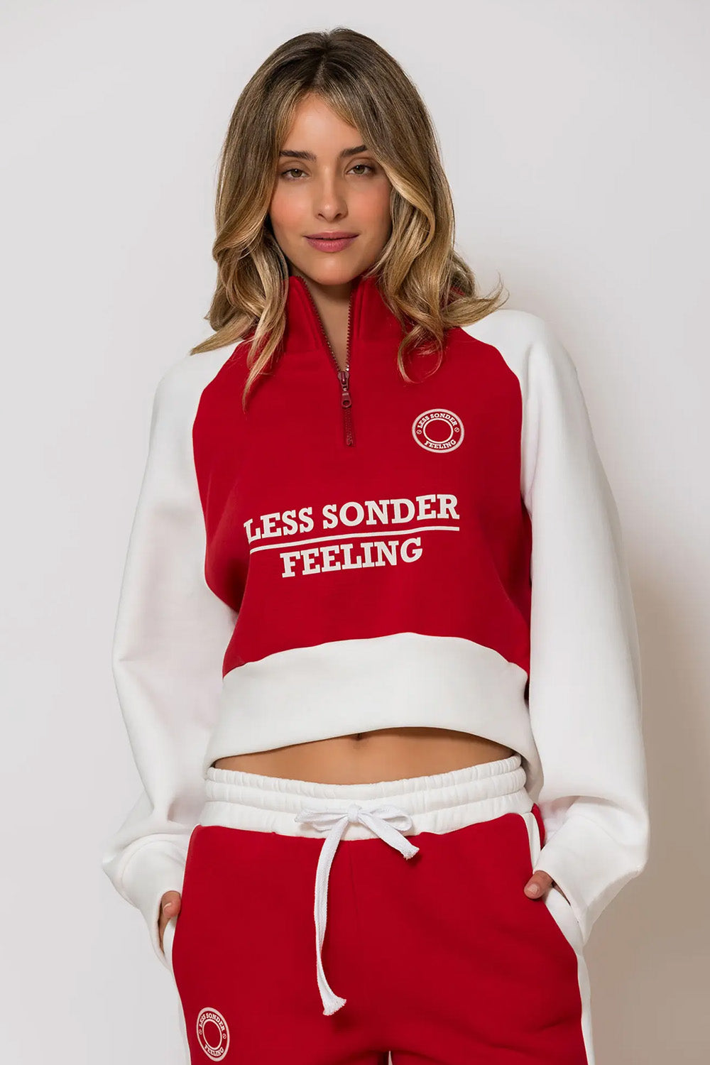 Κόκκινη cropped φούτερ μπλούζα με λευκά μανίκια και logo
