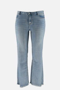 Ανοιχτό μπλε ελαστικό τζιν καμπάνα με ξεφτισμένο τελείωμα και ψηλόμεση γραμμή.