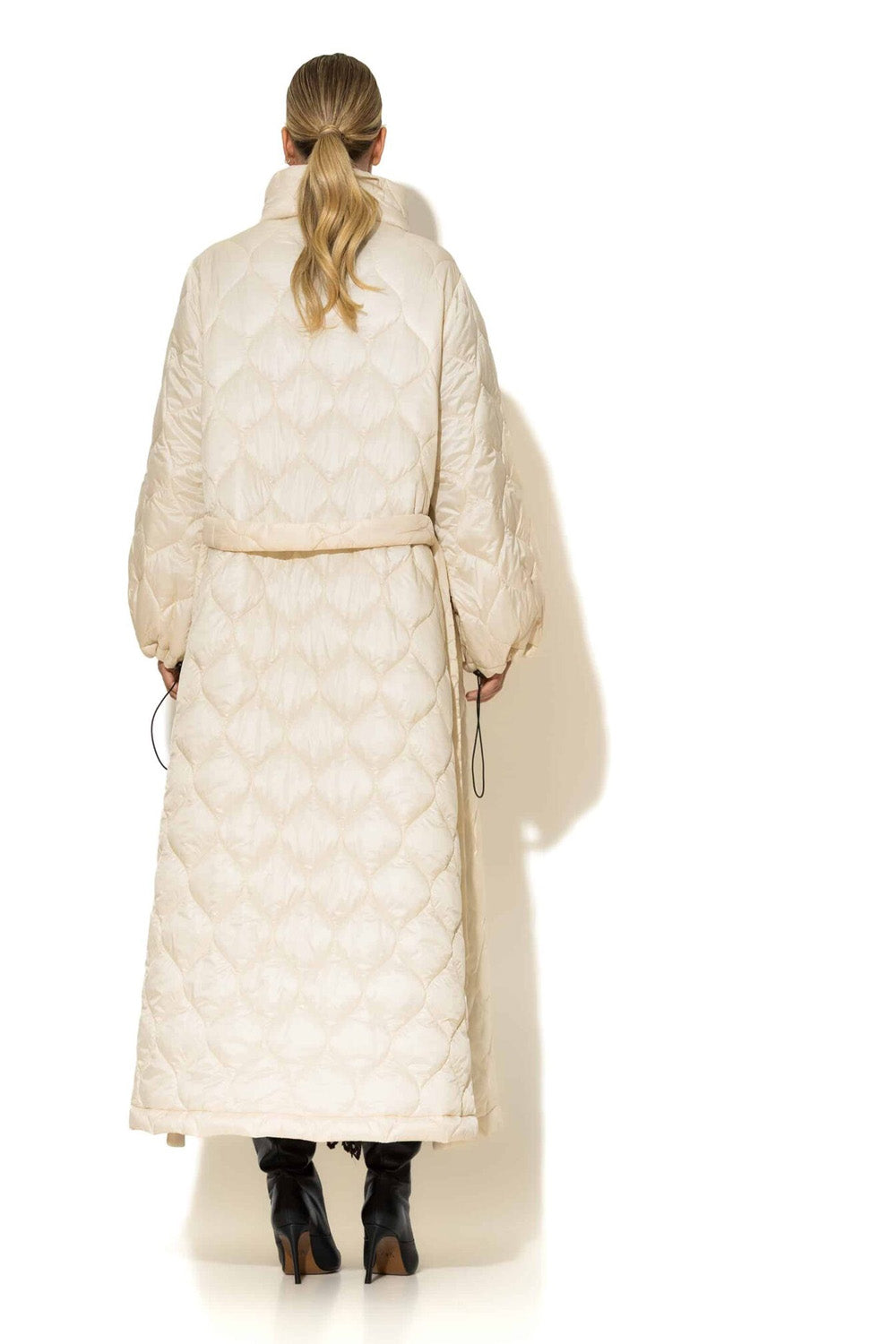 Μακρύ εκρού παλτό puffer C-THROU με ζώνη και πλαϊνά φερμουάρ – Ellisargi Boutique