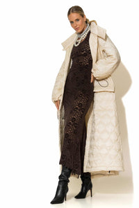 Μακρύ εκρού παλτό puffer C-THROU με ζώνη και πλαϊνά φερμουάρ – Ellisargi Boutique