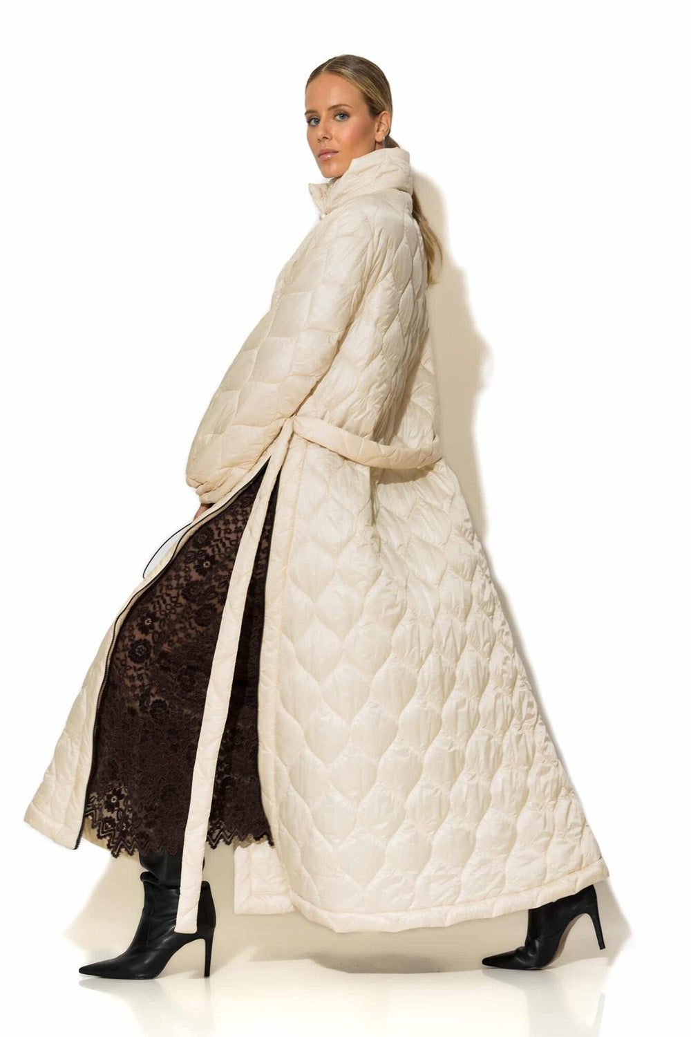 Μακρύ εκρού παλτό puffer C-THROU με ζώνη και πλαϊνά φερμουάρ – Ellisargi Boutique