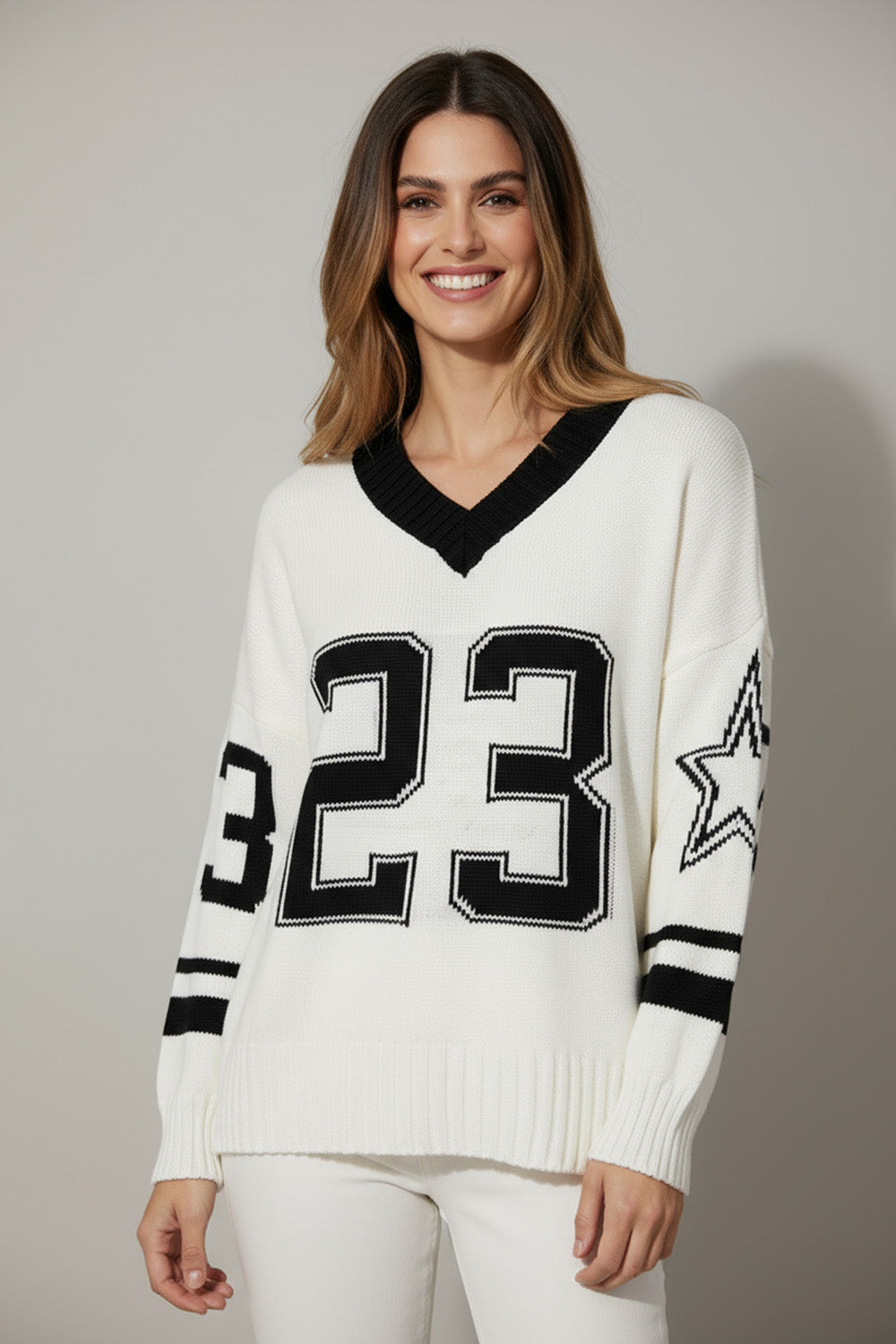 Εκρού πλεκτό με V λαιμόκοψη και μαύρες λεπτομέρειες από την Ellisargi Boutique