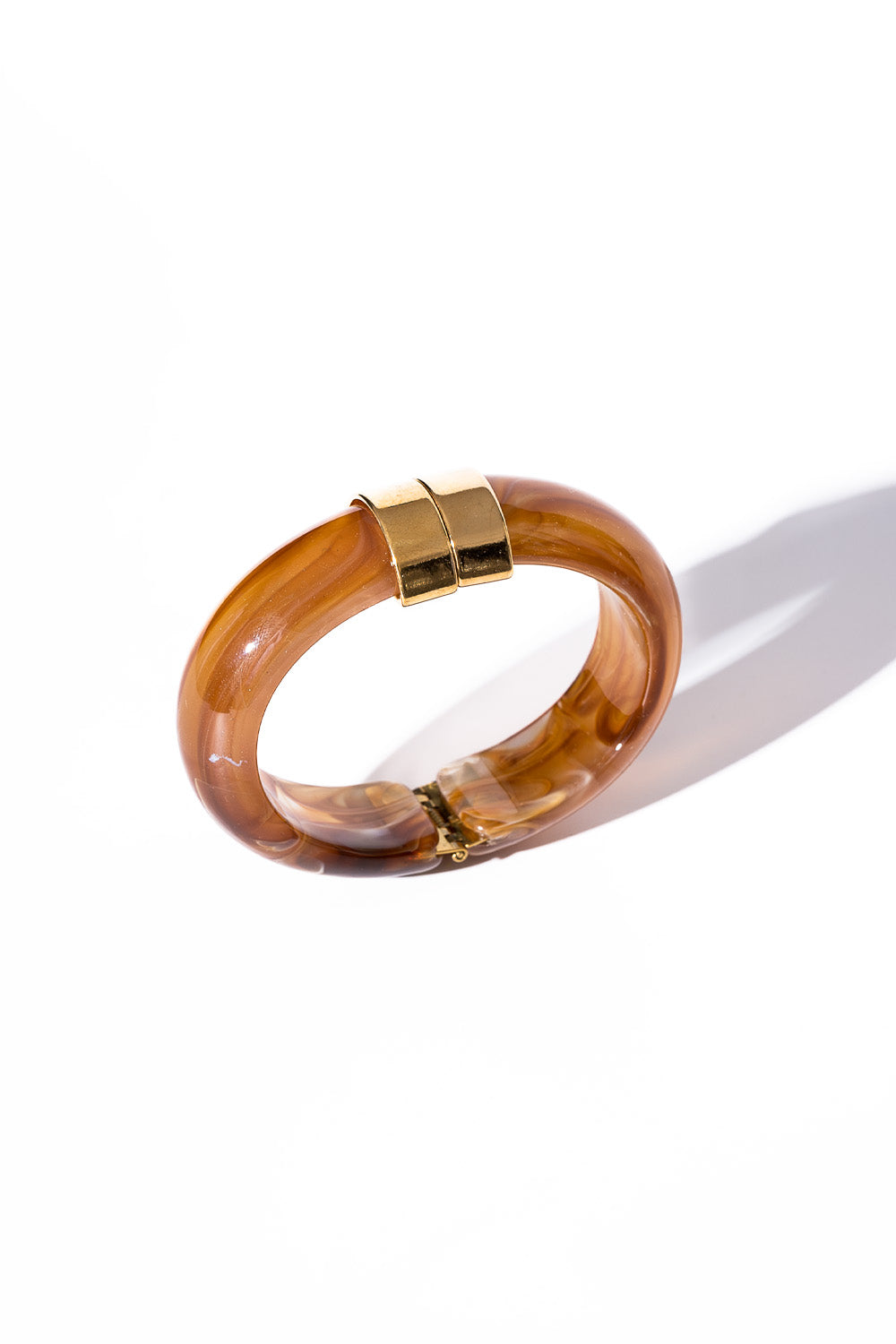 Καραμελέ βραχιόλι με χρυσή λεπτομέρεια σε λευκό φόντο