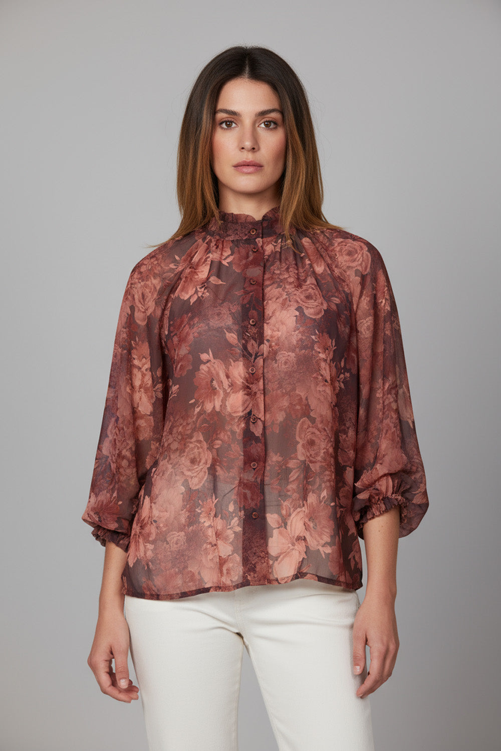 Διαφανές floral πουκάμισο σε κεραμιδί αποχρώσεις με φουσκωτά μανίκια και γιακά με σούρες.