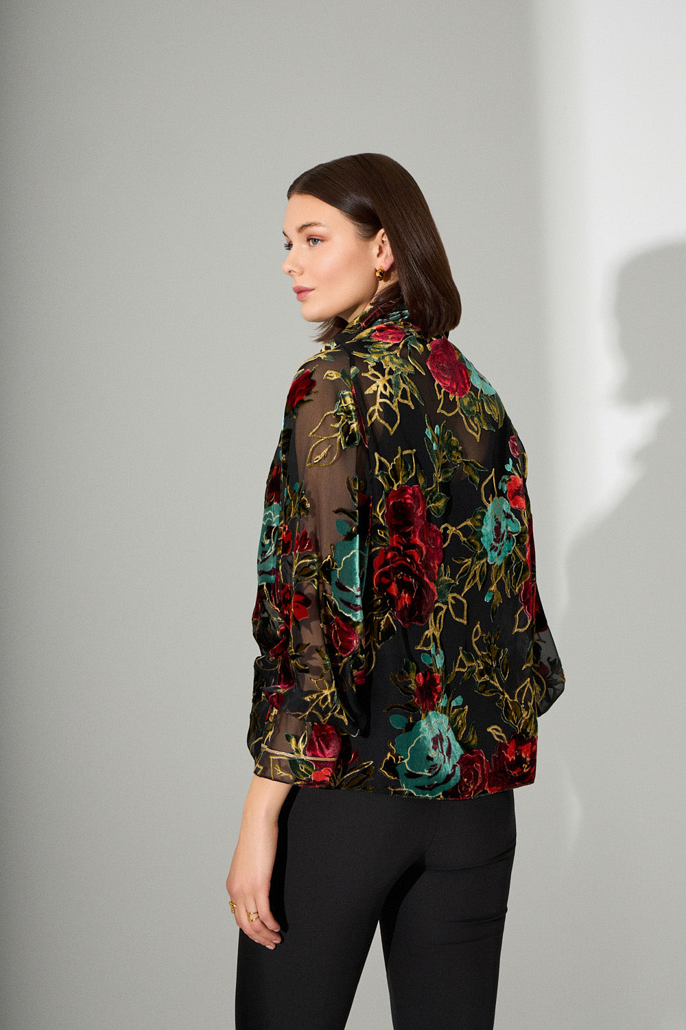 Μπλούζα διαφάνεια με βελούδινα λουλούδια σε κόκκινες και πράσινες αποχρώσεις με χρυσές λεπτομέρειες.
