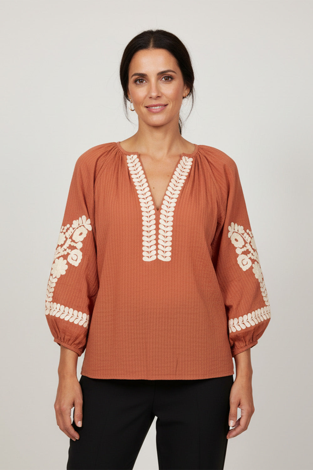 Καφέ oversize μπλούζα με μπεζ κεντήματα και V λαιμόκοψη