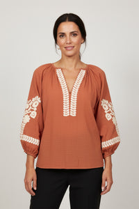 Καφέ oversize μπλούζα με μπεζ κεντήματα και V λαιμόκοψη