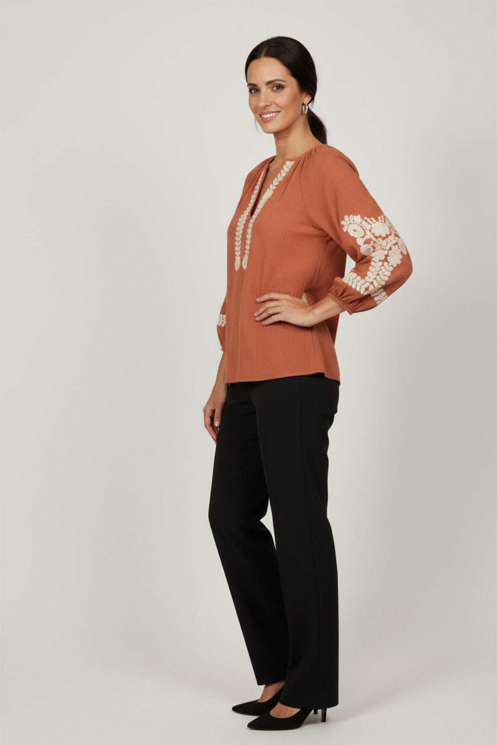 Καφέ oversize μπλούζα με μπεζ κεντήματα και V λαιμόκοψη