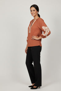 Καφέ oversize μπλούζα με μπεζ κεντήματα και V λαιμόκοψη