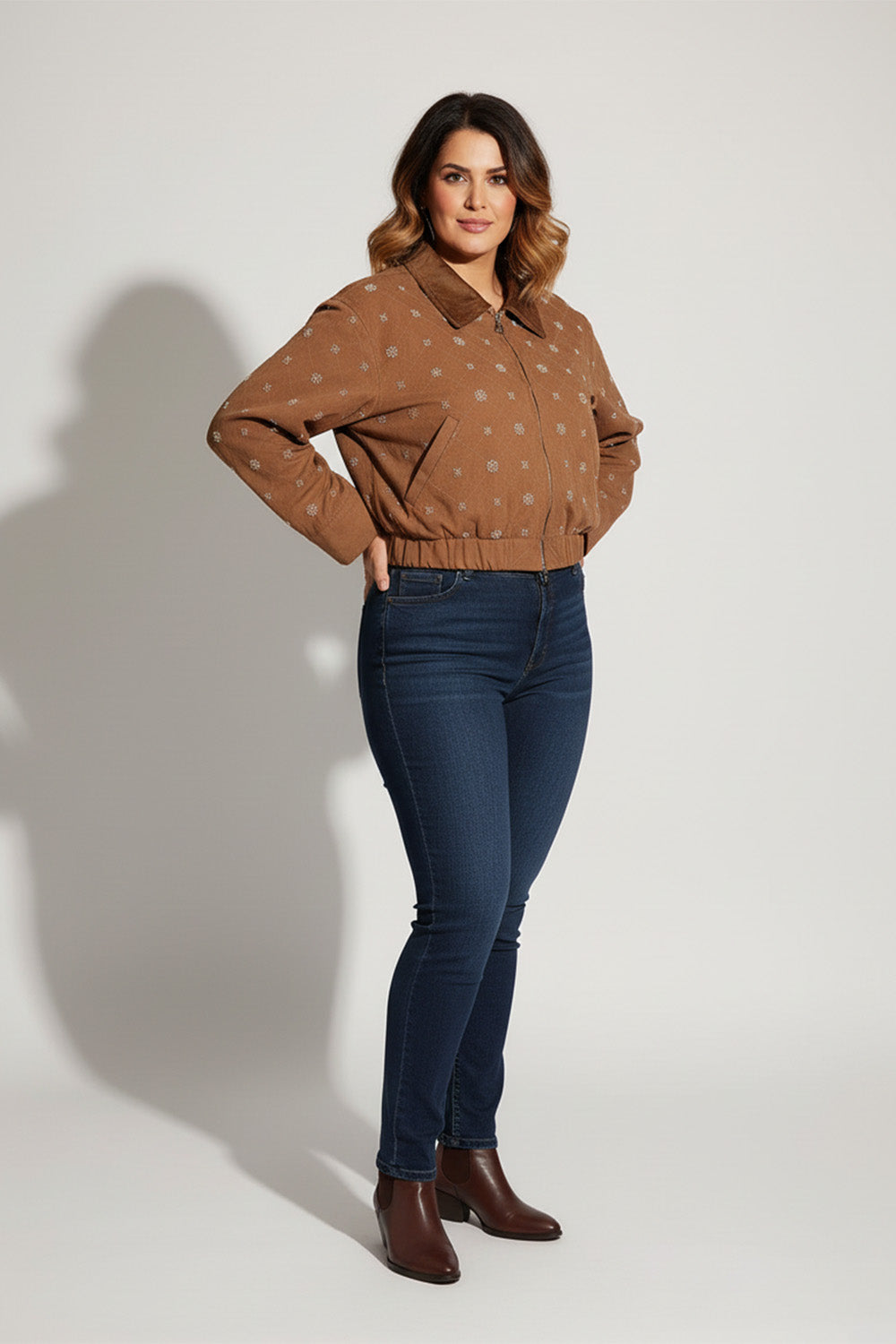 Καφέ κοντό jacket με μοτίβα