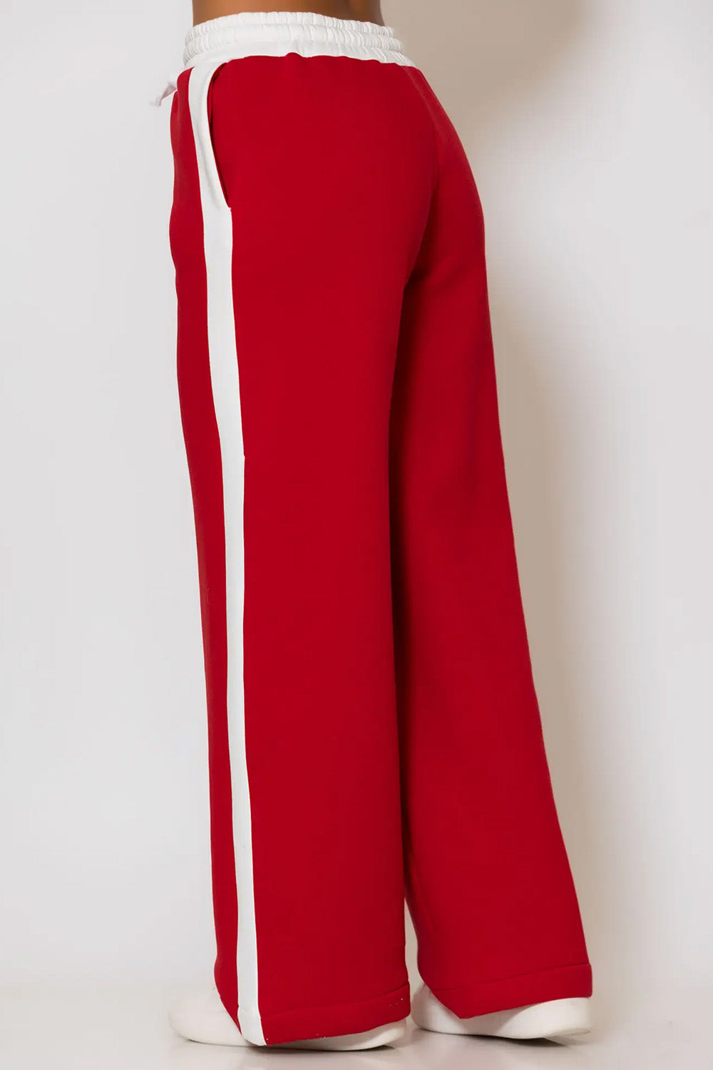 Κόκκινο φούτερ παντελόνι με λευκή ρίγα και τύπωμα logo “LESS SONDER FEELING”