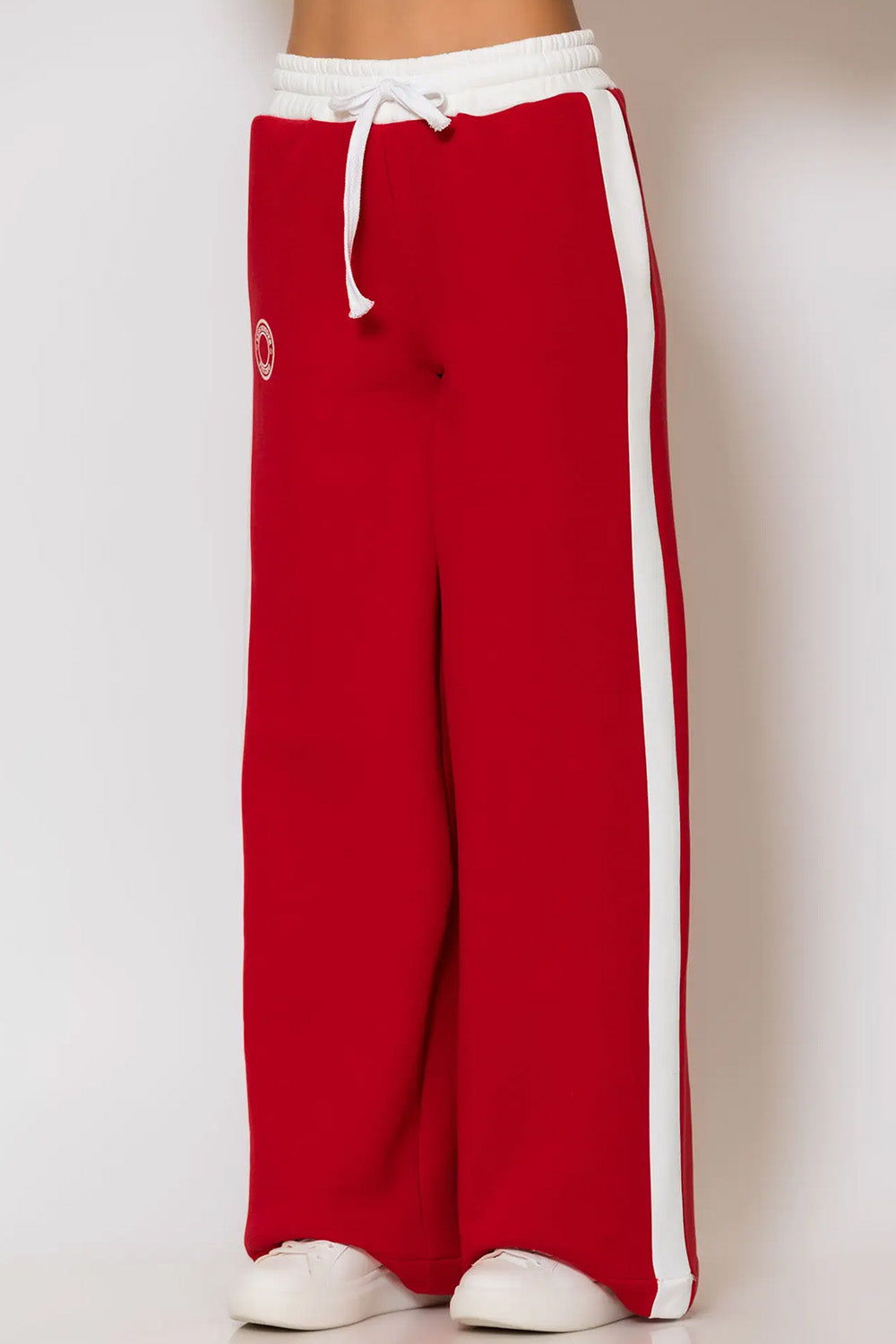 Κόκκινο φούτερ παντελόνι με λευκή ρίγα και τύπωμα logo “LESS SONDER FEELING”