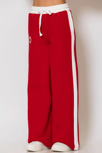 Κόκκινο φούτερ παντελόνι με λευκή ρίγα και τύπωμα logo “LESS SONDER FEELING”