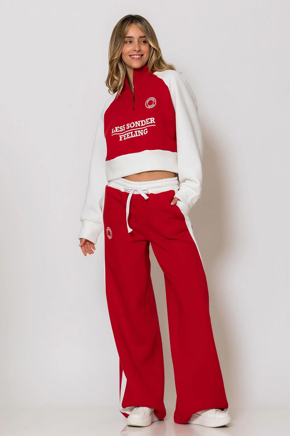 Κόκκινο φούτερ παντελόνι με λευκή ρίγα και τύπωμα logo “LESS SONDER FEELING”