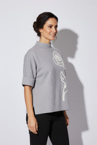 Γκρι λεπτό πλεκτό με λουλούδι και μισό μανίκι