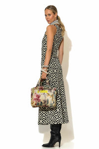 Πίσω όψη μακριού ζακάρ πλεκτού φορέματος με γεωμετρικό σχέδιο